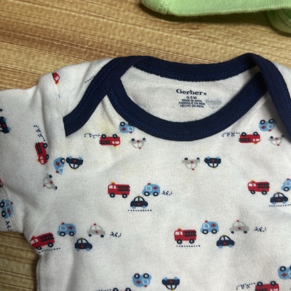 Newborn 0-3 Months Bundle of 7 Onesies and 1 Pair of Shorts—Gerber & Carters - Picture 6 of 9